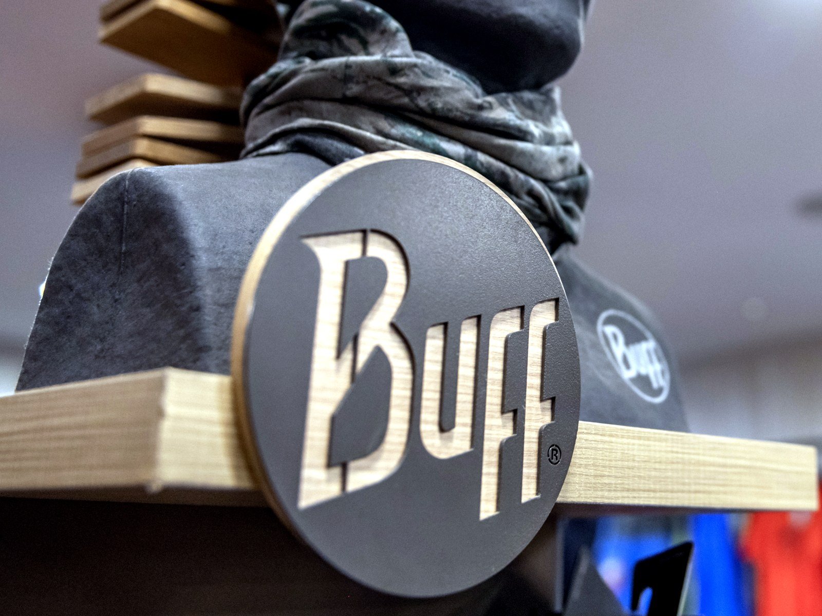 Expositor de buffs y complementos de cabeza en tienda
