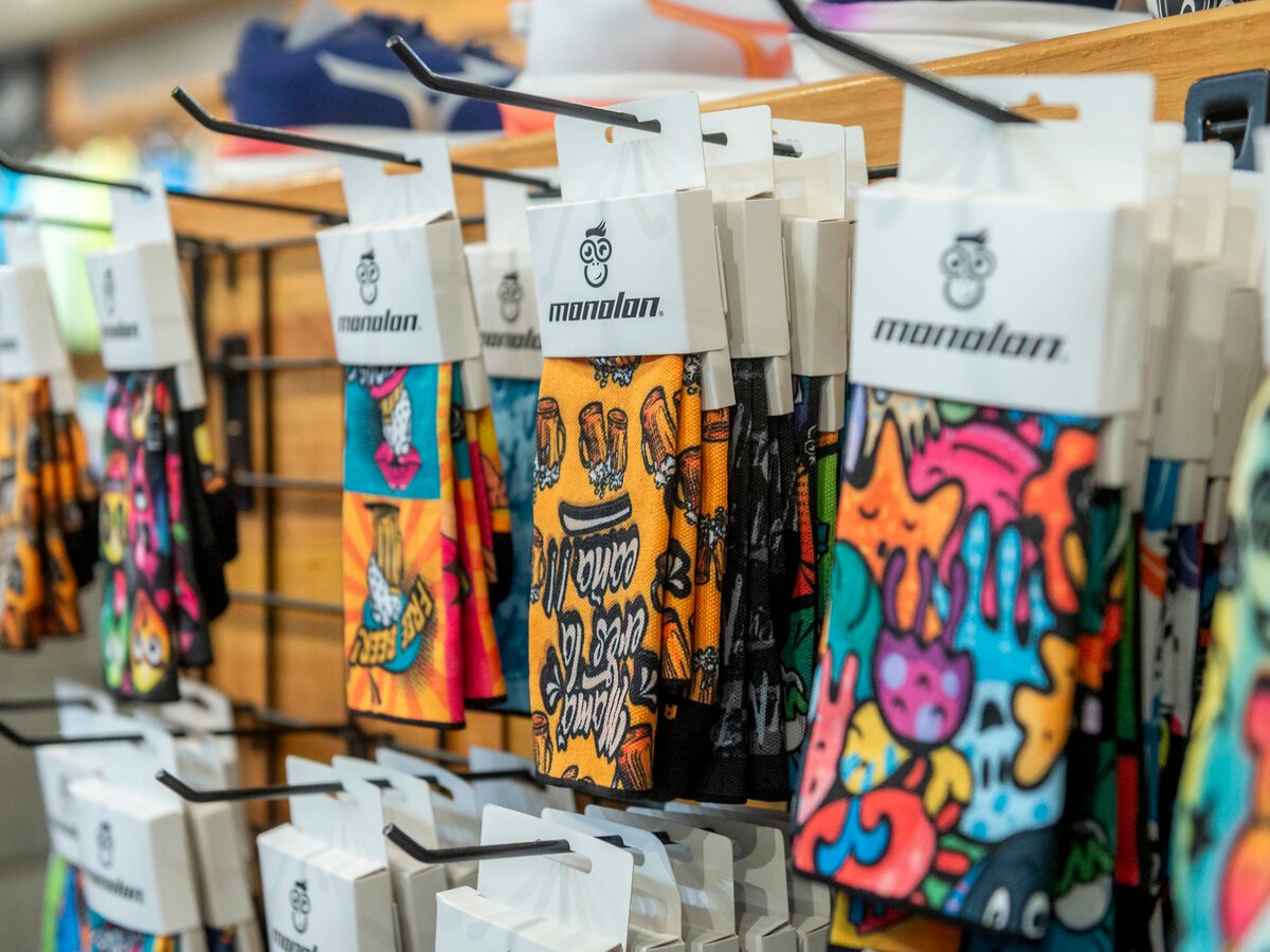 Expositor de buffs y complementos Monolón en tienda