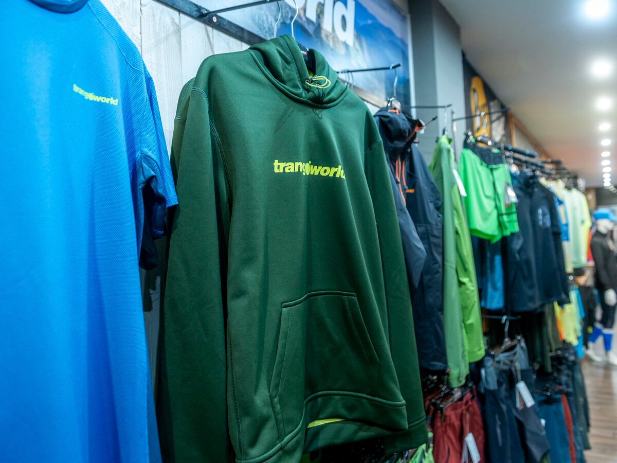 Perchero con sudaderas y ropa técnica Trangoworld en Run Addiction Castellón