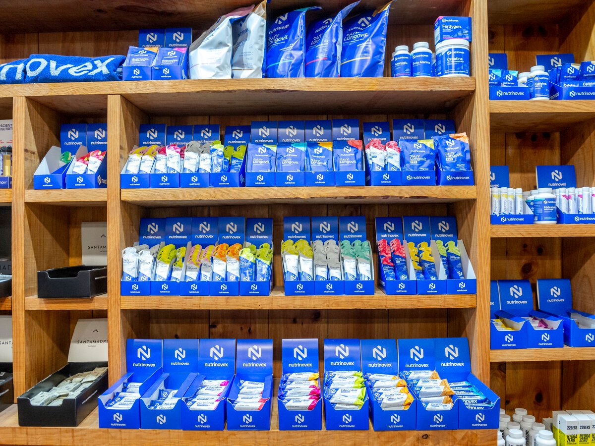 Estantería de suplementación deportiva Nutrinovex en tienda
