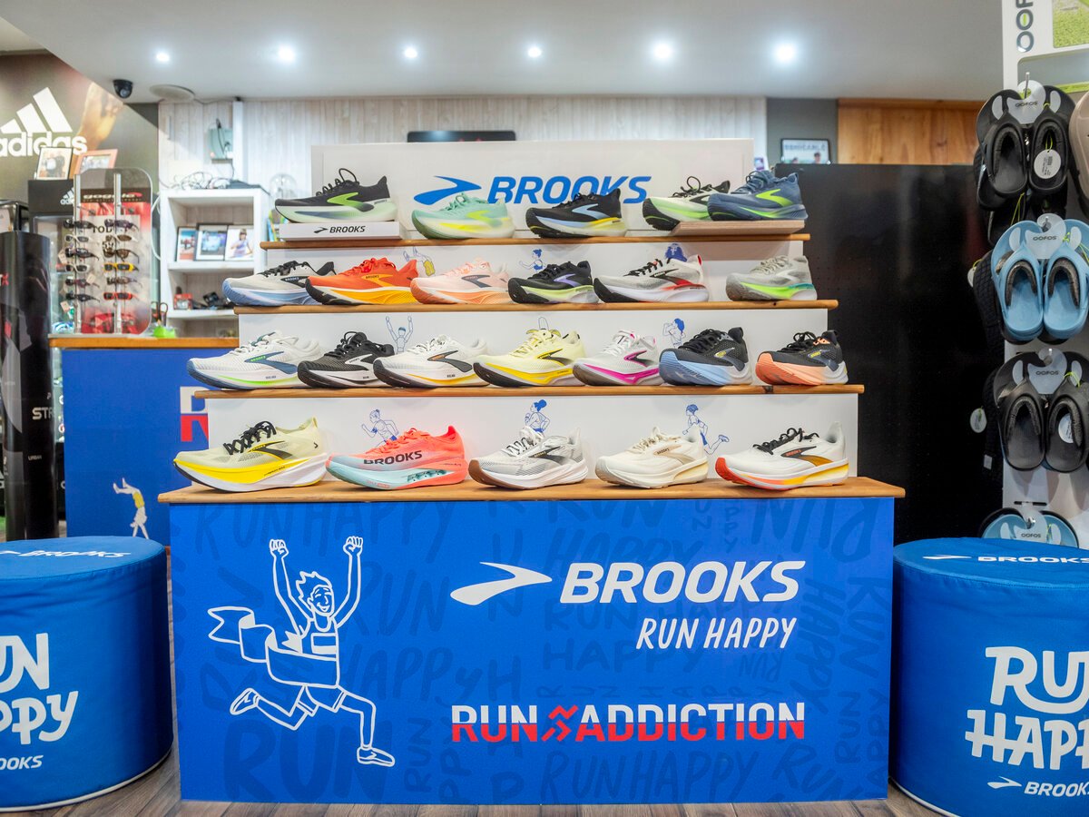 Estanterías con zapatillas de running de distintas marcas en tienda