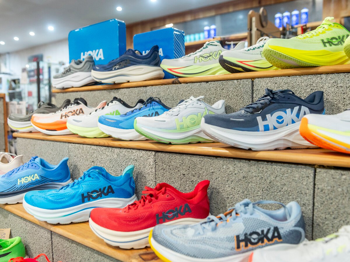Muro de zapatillas de running y trail running en Run Addiction Castellón